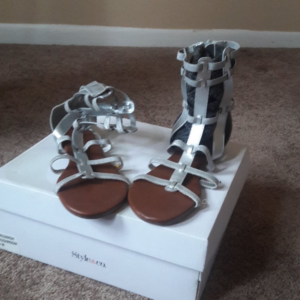 Strap slippers